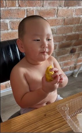 Thánh meme của Vbiz ăn sầu riêng cũng khiến CĐM phát sốt