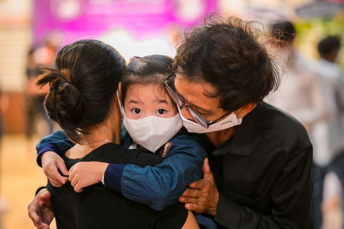Thương cảm những nhóc tỳ Vbiz không biết về đâu khi bố hoặc mẹ qua đời