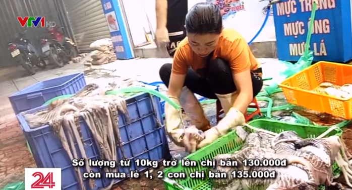 Tiểu thương dùng keo 502 dán râu mực, CĐM: Đừng than sao tẩy chay nhé