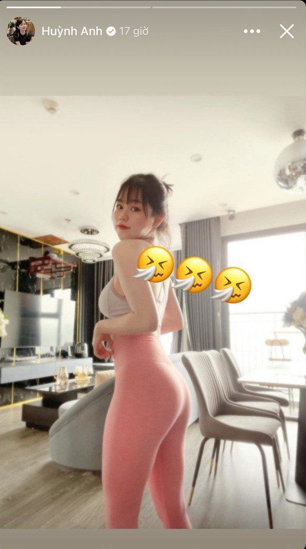 Tình cũ Quang Hải khoe da trắng, dáng nuột sau “thời đen nhẻm”
