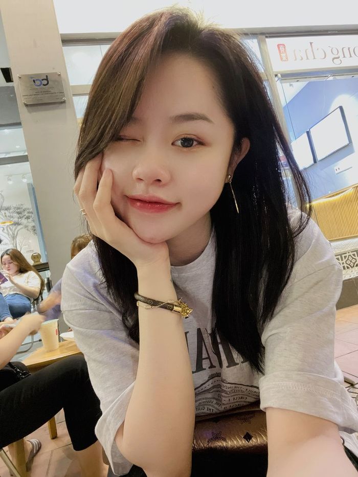 Tình cũ Quang Hải khoe da trắng, dáng nuột sau “thời đen nhẻm”