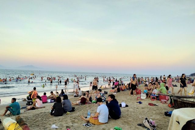 Tình hình dịch bệnh phức tạp, hàng ngàn người vẫn đổ xô đi tắm biển