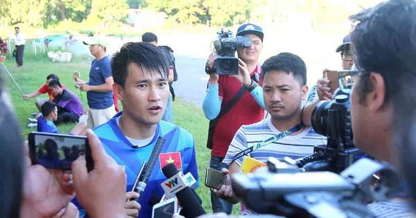 Trình độ ngoại ngữ của cầu thủ Việt: Công Phượng tiếng Anh như gió