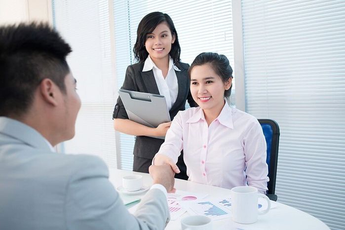 Trượt phỏng vấn vì nhuộm tóc, cô gái tuyên bố: Sẽ cấm con để tóc đen