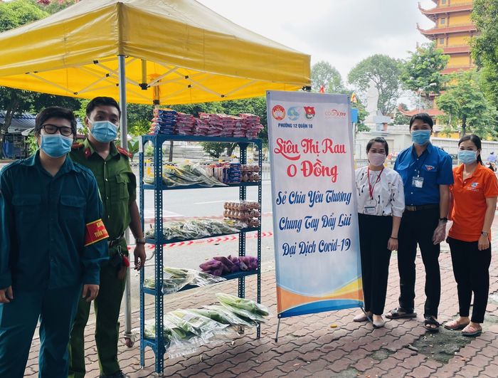 Tủ lạnh cộng đồng 24/24 giữa Sài Gòn: Ai dư bỏ vào, ai thiếu lấy đi