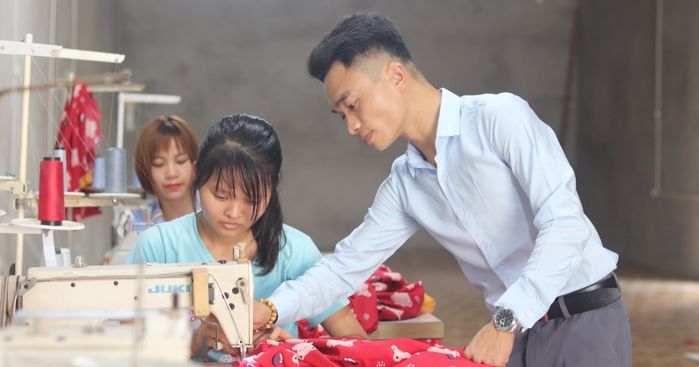 Từng không thể đi, chàng trai mở xưởng may cho người khuyết tật