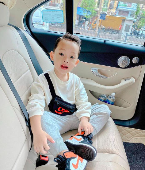 Từng ôm bụng bầu lên chùa ở ẩn, Ly Kute giờ làm mẹ đơn thân sang chảnh