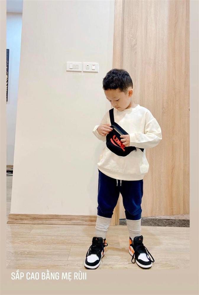 Từng ôm bụng bầu lên chùa ở ẩn, Ly Kute giờ làm mẹ đơn thân sang chảnh