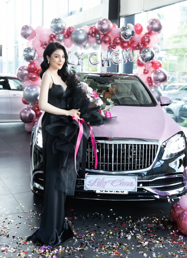 Từng sống nhờ đồ cứu trợ: Lily Chen nay đi xe sang, xách túi tận 7 tỷ