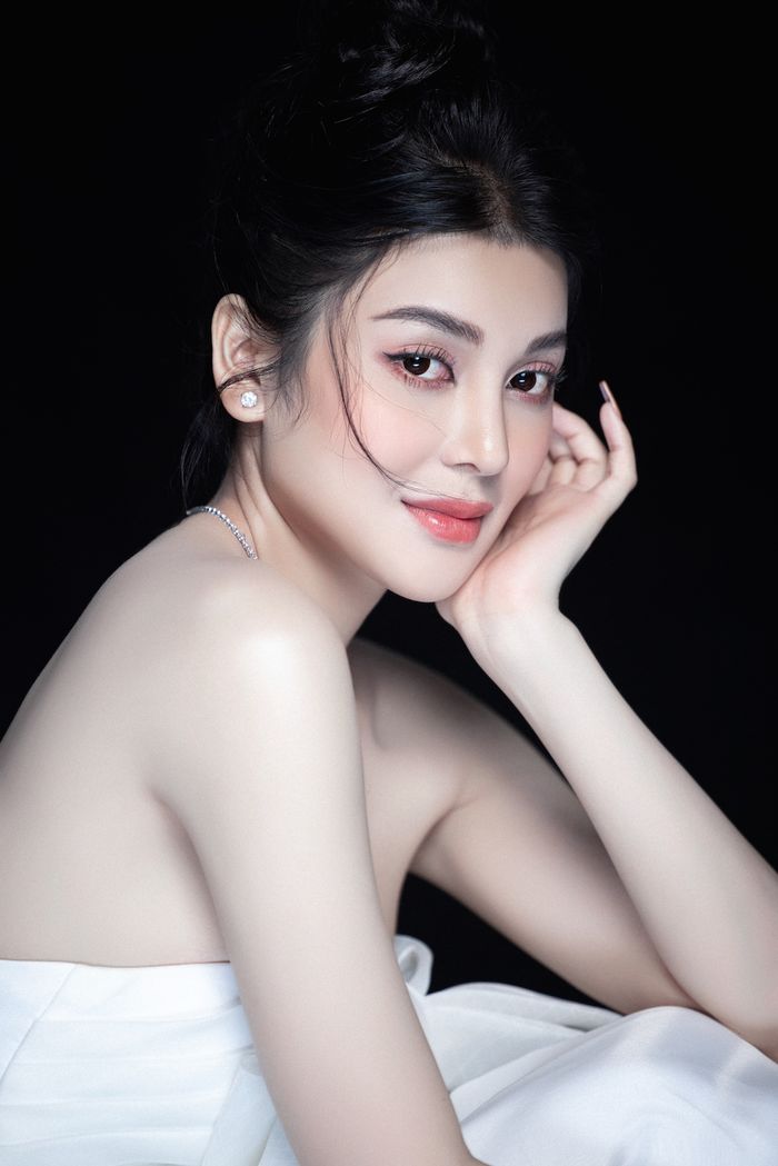 Từng sống nhờ đồ cứu trợ: Lily Chen nay đi xe sang, xách túi tận 7 tỷ