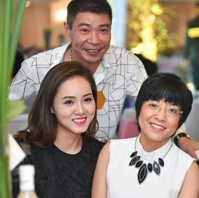 Vbiz có 2 bộ ba kỳ lạ: Vợ cũ - chồng - vợ mới là bạn bè thân tình