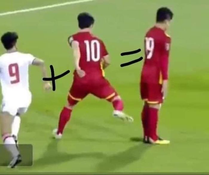 Vì sao Quang Hải đứng im không tham gia vào pha bóng của Công Phượng?