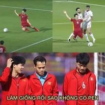 Vì sao Quang Hải đứng im không tham gia vào pha bóng của Công Phượng?