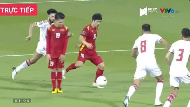 Vì sao Quang Hải đứng im không tham gia vào pha bóng của Công Phượng?