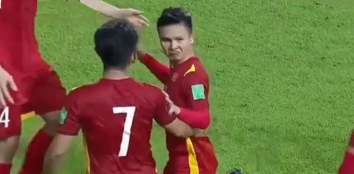 Vì sao Quang Hải đứng im không tham gia vào pha bóng của Công Phượng?