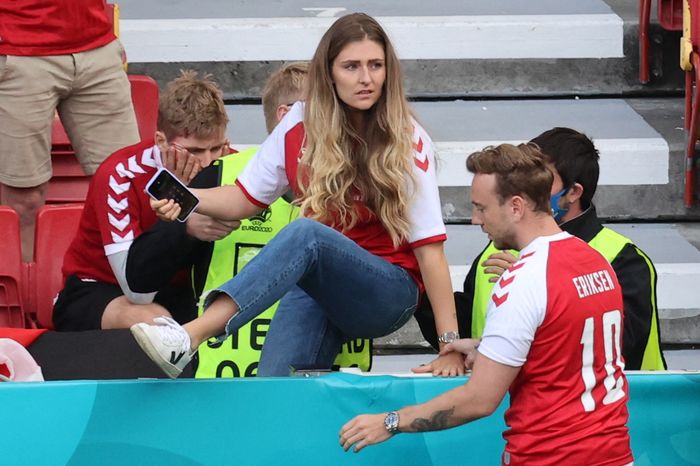 Cầu thủ Eriksen đột quỵ, vợ hoảng loạn phá rào chạy xuống sân