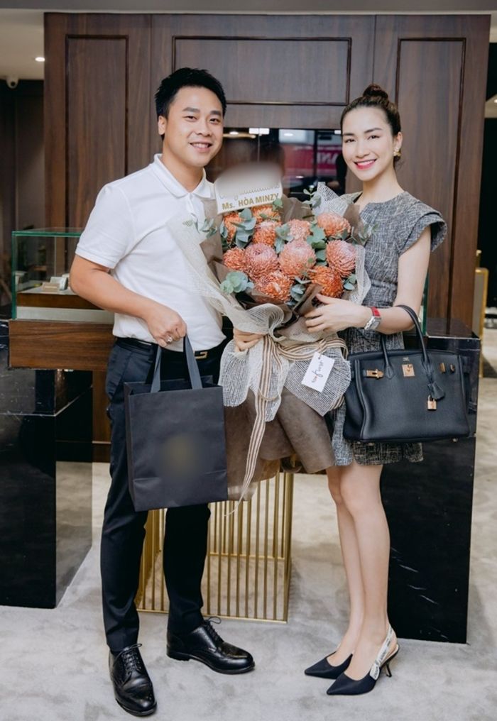 Vợ chồng sao Việt sành điệu cả đôi, đốt tiền vào hàng hiệu xa xỉ