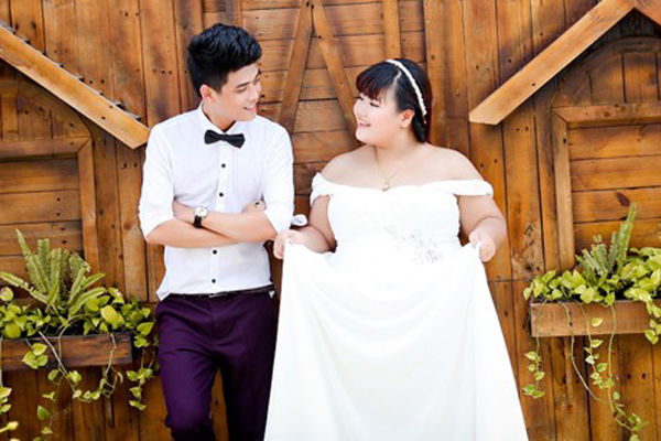 Vợ cứ soi gương rồi than mập, chồng giấu luôn gương