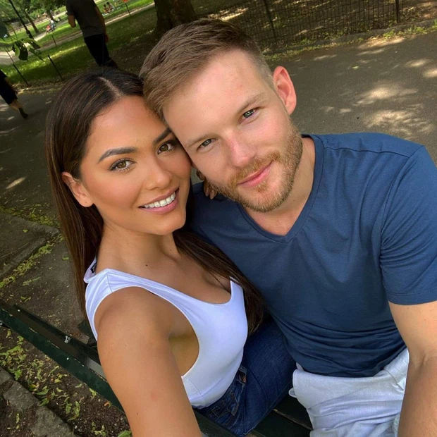 Vừa bị thu hồi danh hiệu ở quê nhà, Miss Univere 2020 đã khoe bạn trai