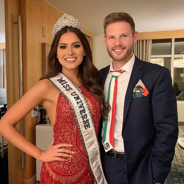 Vừa bị thu hồi danh hiệu ở quê nhà, Miss Univere 2020 đã khoe bạn trai
