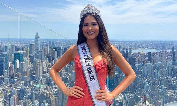 Vừa bị thu hồi danh hiệu ở quê nhà, Miss Univere 2020 đã khoe bạn trai