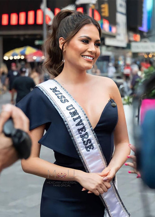 Vừa bị thu hồi danh hiệu ở quê nhà, Miss Univere 2020 đã khoe bạn trai