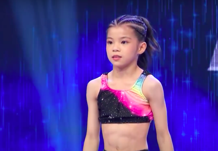 Xuất hiện siêu tài năng nhí 9 tuổi, bụng 6 múi khiến Trấn Thành há hốc