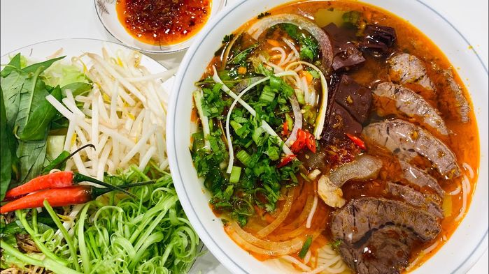 Những món ăn Việt Nam gây nghiện, khách nước ngoài ăn mãi không chán