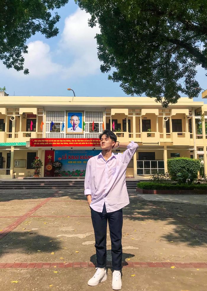 Nam sinh 9,5 điểm môn Văn: Giỏi đàn hát, nổi tiếng MXH vì quá đẹp trai