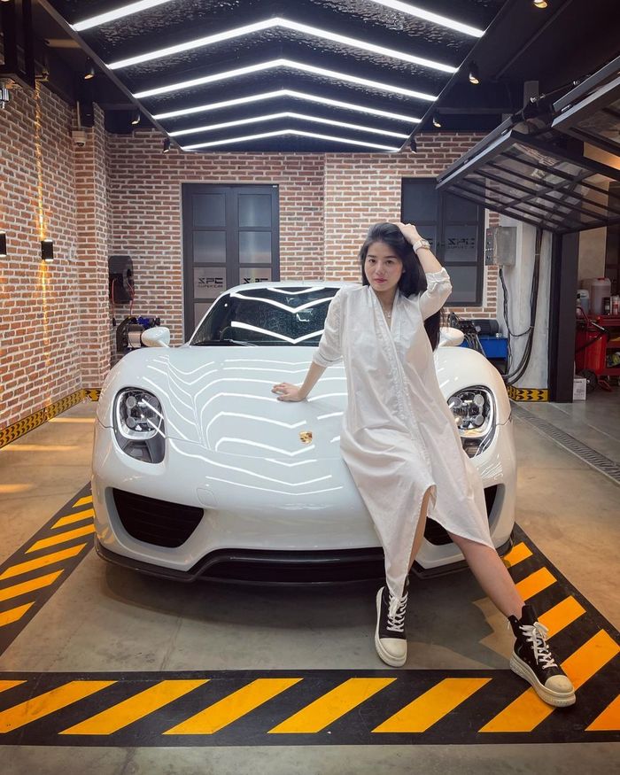 Thú vui của vợ bầu đại gia SG: Diện đồ ton sur ton với siêu xe