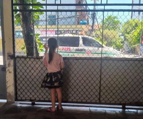 Bố chạy xe cấp cứu chống dịch, con gái nghe tiếng còi chạy ra ngóng