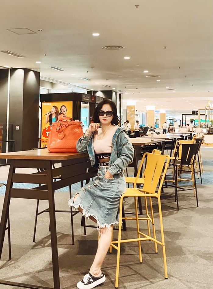Chị ngoại U50 diện croptop, quần yếm, CĐM tưởng mẹ 1 con