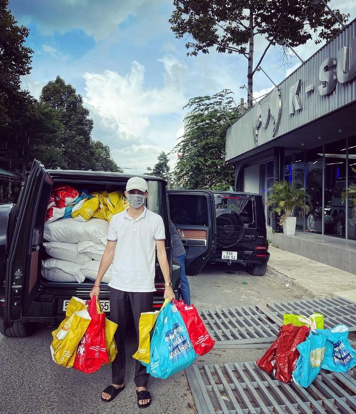 Đại gia 9X dọn kho chứa siêu xe trăm tỷ thành bãi tập kết đồ từ thiện