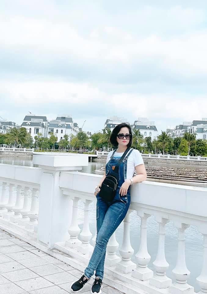 Chị ngoại U50 diện croptop, quần yếm, CĐM tưởng mẹ 1 con