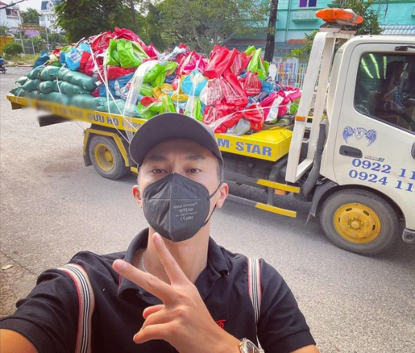 Đại gia 9X dọn kho chứa siêu xe trăm tỷ thành bãi tập kết đồ từ thiện