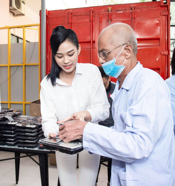 Thu nhập 0 đồng đã 3 tháng, Đỗ Thị Hà vẫn ủng hộ Sài Gòn chống dịch