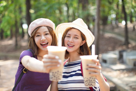 Mùa giãn cách, hai cô cháu SG giúp TNV trẻ “sạc pin” trà sữa mỗi ngày