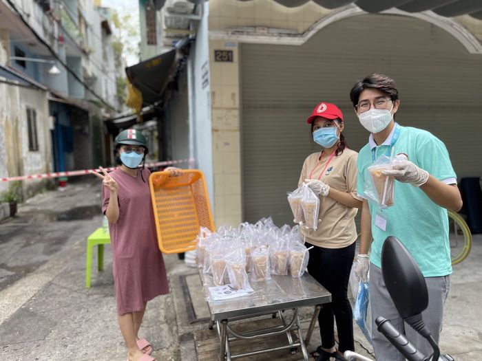 Mùa giãn cách, hai cô cháu SG giúp TNV trẻ “sạc pin” trà sữa mỗi ngày