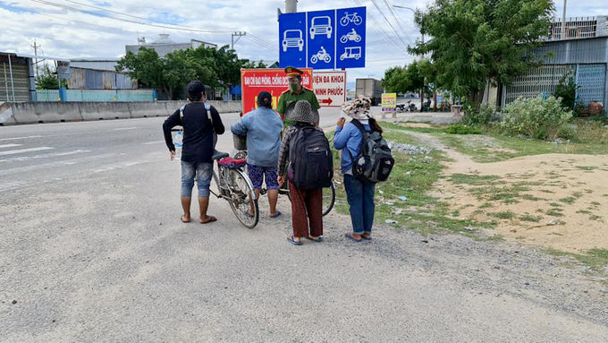 4 mẹ con đi xe đạp về Nghệ An từ chối nhận tiền giúp đỡ