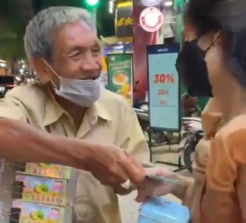 4 mẹ con đi xe đạp về Nghệ An từ chối nhận tiền giúp đỡ
