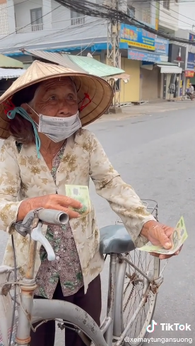 4 mẹ con đi xe đạp về Nghệ An từ chối nhận tiền giúp đỡ