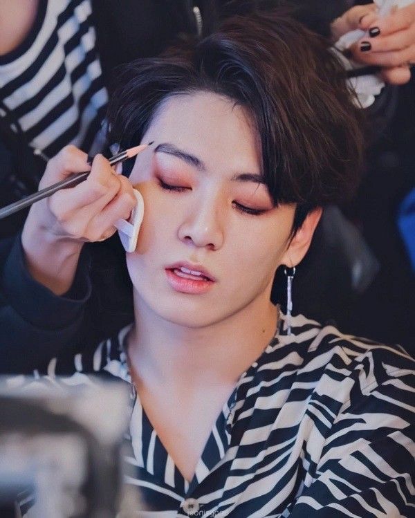 7749 hé lộ về góc khuất nghề trang điểm cho thần tượng Kpop