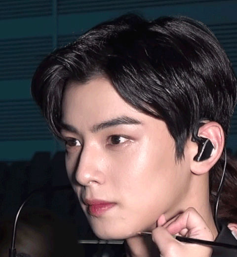 7749 hé lộ về góc khuất nghề trang điểm cho thần tượng Kpop