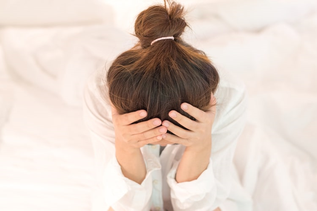 8 dấu hiệu của cơ thể nhắc cần bổ sung gấp vitamin D: Đổ mồ hôi nhiều