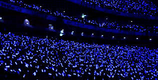 Ai nói mua lightstick chỉ để trưng: Fan SEVENTEEN được cứu khỏi lũ