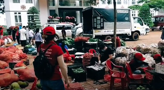 Ấm áp mùa dịch: siêu thị 0 đồng, người được cho 2 chỉ lấy 1