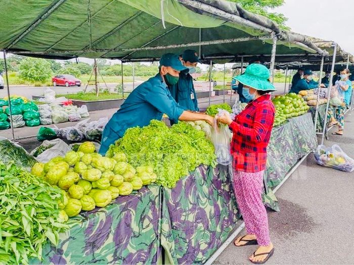 Ấm áp mùa dịch: siêu thị 0 đồng, người được cho 2 chỉ lấy 1