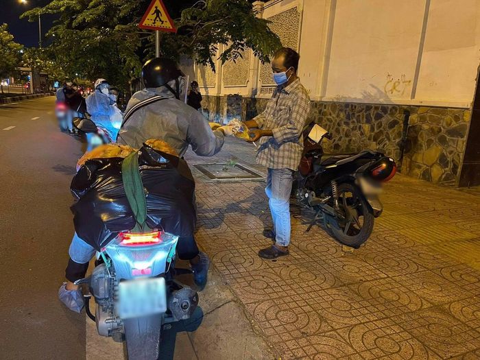 Xe “Bánh mì Sài Gòn 0 đồng rong ruổi đi sâu từng con hẻm giữa đêm
