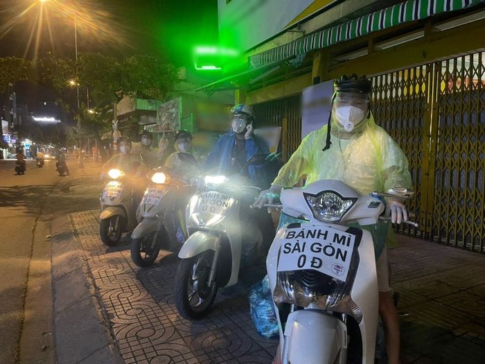 Xe “Bánh mì Sài Gòn 0 đồng rong ruổi đi sâu từng con hẻm giữa đêm