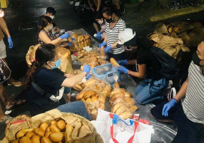Xe “Bánh mì Sài Gòn 0 đồng rong ruổi đi sâu từng con hẻm giữa đêm
